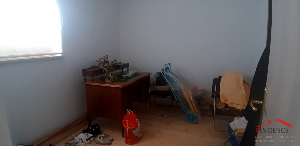HIŠA V BANJOLAH Z VRTOM, 200 METROV OD MORJA