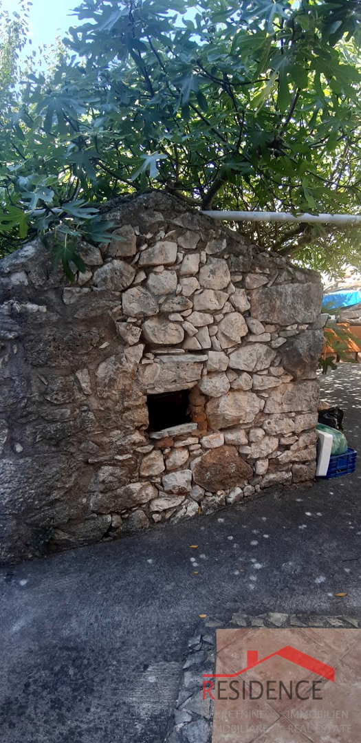 HIŠA V BANJOLAH Z VRTOM, 200 METROV OD MORJA