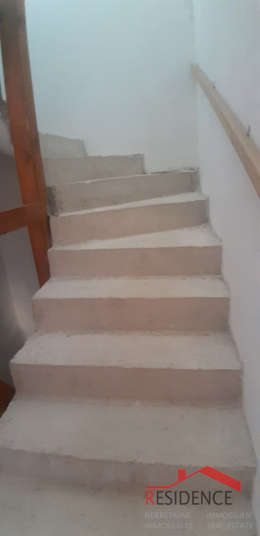 HIŠA V BANJOLAH Z VRTOM, 200 METROV OD MORJA