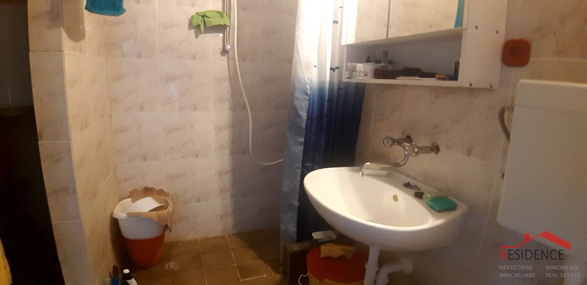 HIŠA V BANJOLAH Z VRTOM, 200 METROV OD MORJA