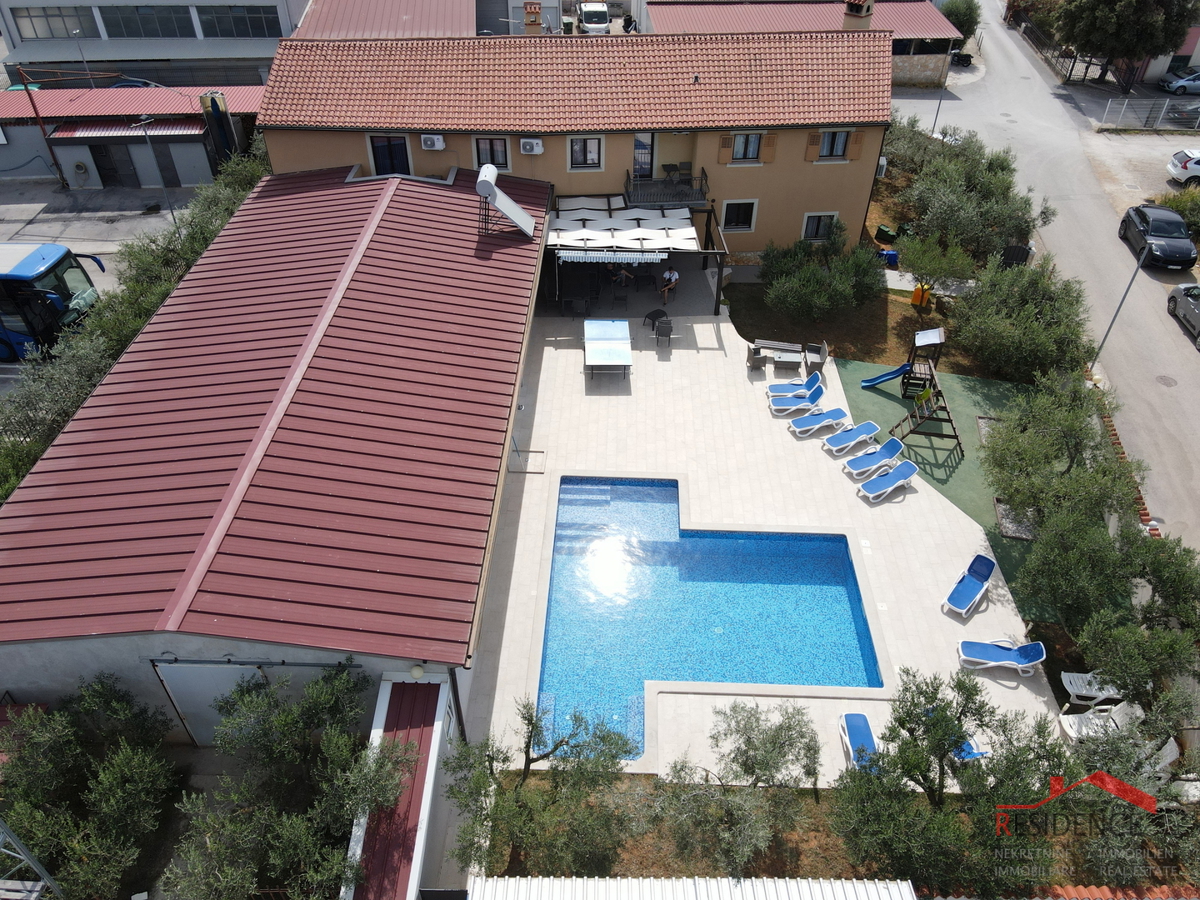 Banjole, počitniška hiša z bazenom in dvorano