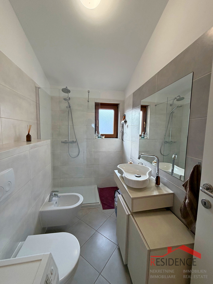 Štinjan, 1. nadstropje, 2 spalnici, 2 parkirni mesti