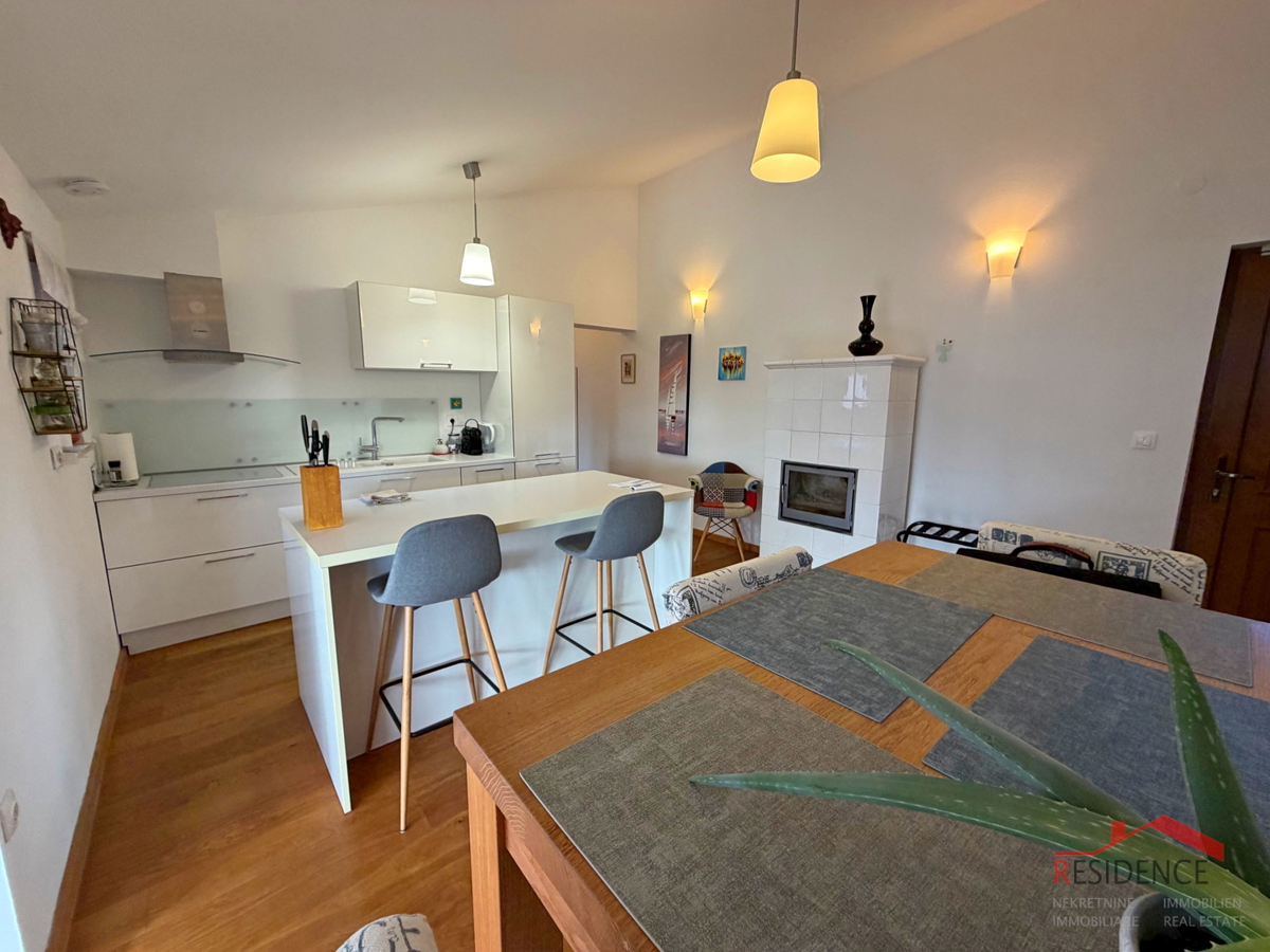 Štinjan, 1. nadstropje, 2 spalnici, 2 parkirni mesti