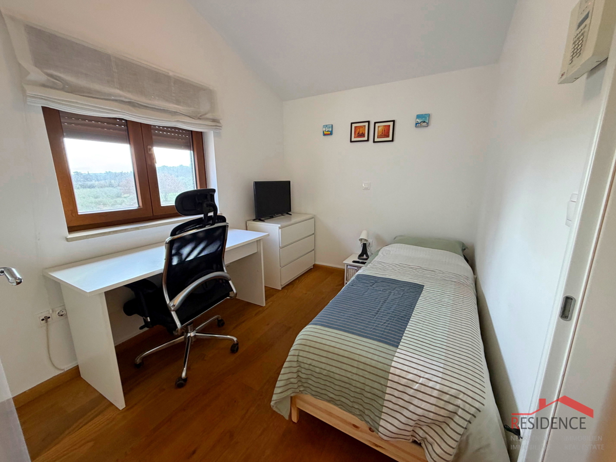 Štinjan, 1. nadstropje, 2 spalnici, 2 parkirni mesti