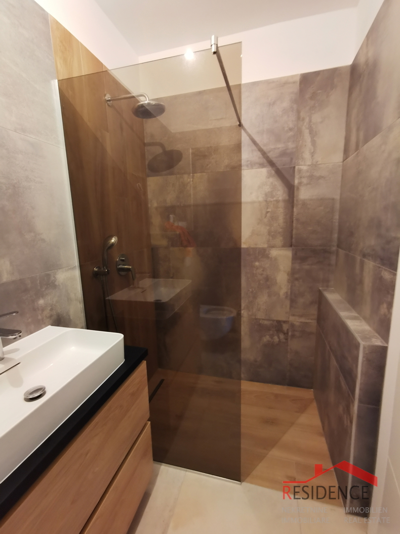 Banjole - Volme, novo stanovanje v pritličju z bazenom in vrtom