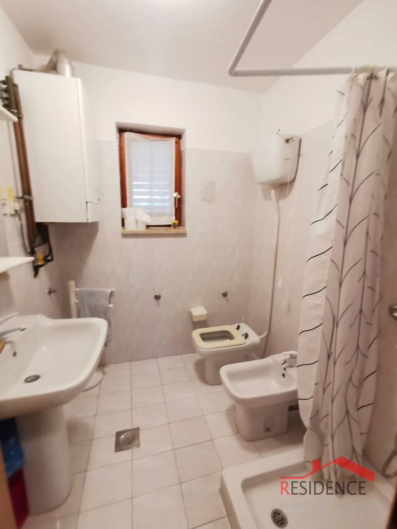 VODNJAN, KAMNITA HIŠA Z VRTOM