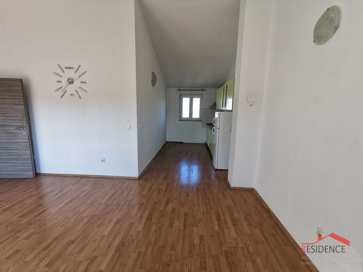 Pula, Gregovica, stanovanje v 2. nadstropju, vrt, parkirni prostor