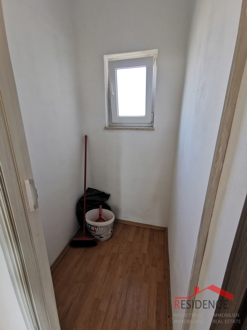 Pula, Gregovica, stanovanje v 2. nadstropju, vrt, parkirni prostor