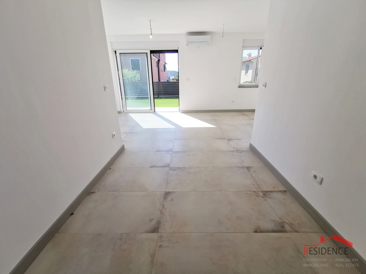 Banjole - Volme, novo stanovanje v pritličju z bazenom in vrtom, garaža