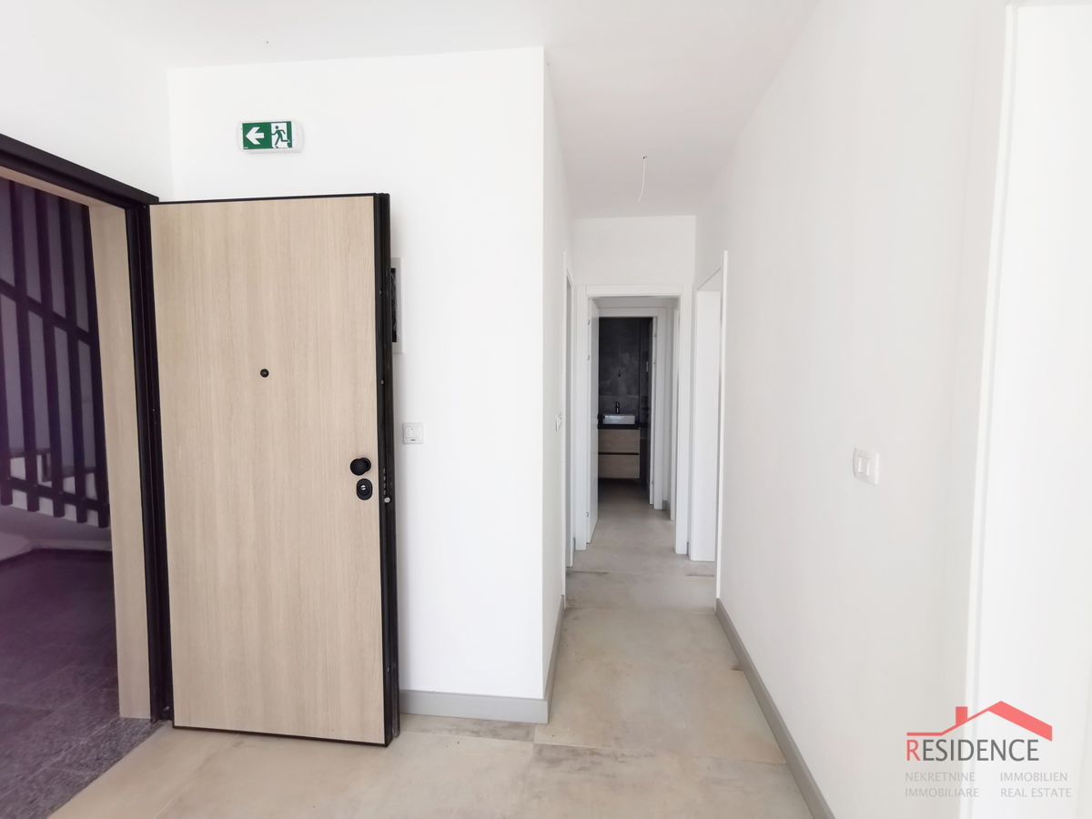 Banjole - Volme, novo stanovanje v pritličju z bazenom in vrtom, garaža