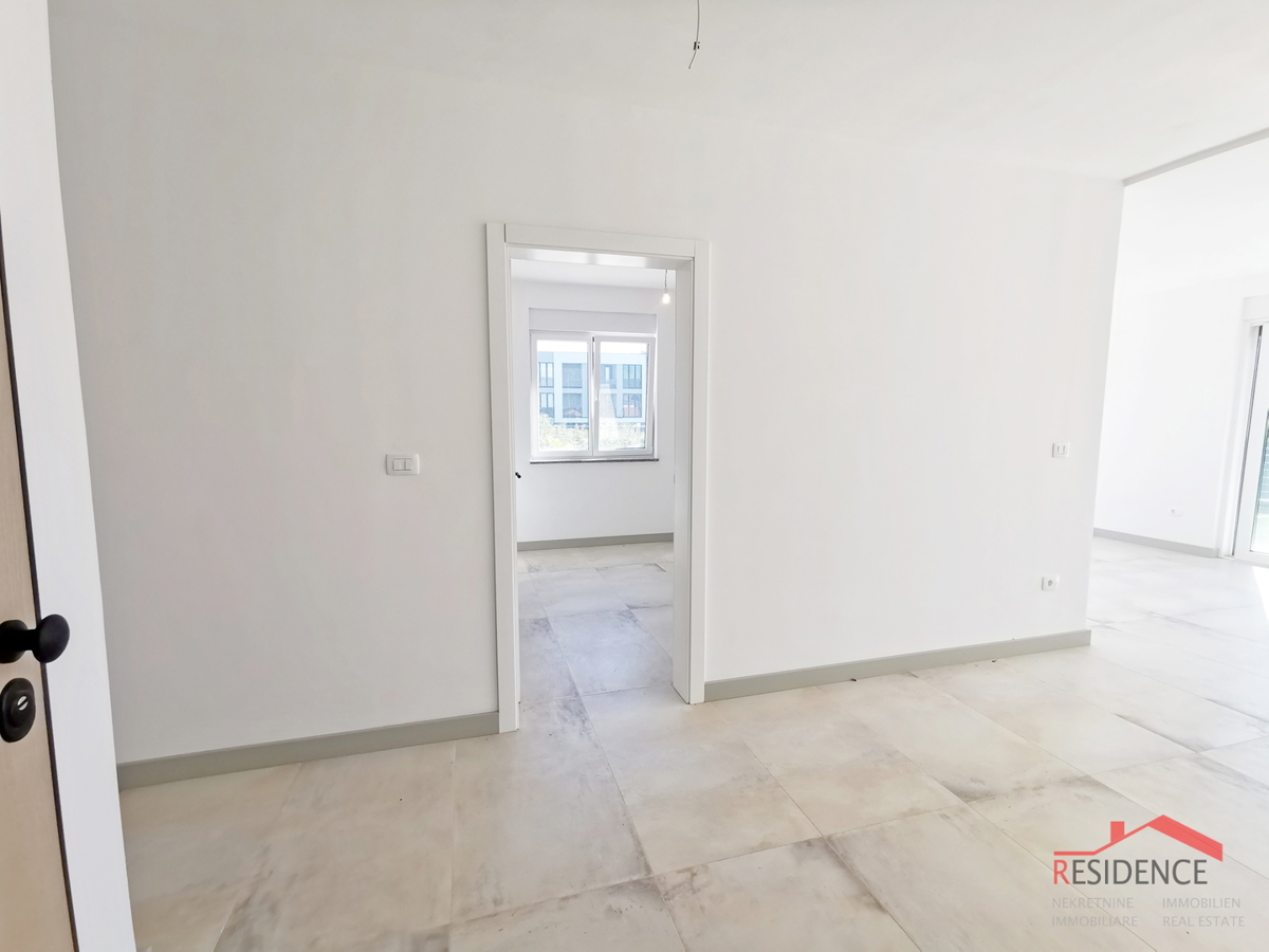 Banjole - Volme, novo stanovanje v pritličju z bazenom in vrtom, garaža