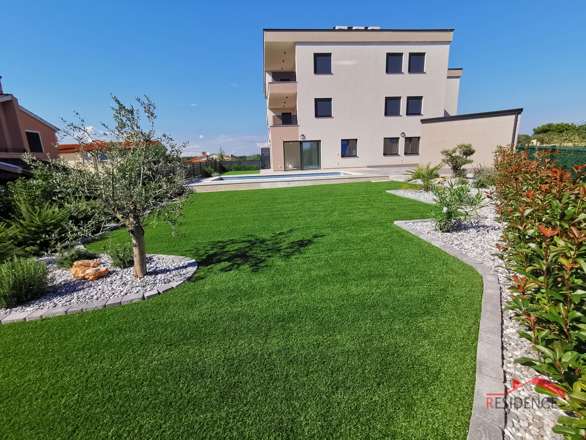 Banjole - Volme, novo stanovanje v pritličju z bazenom in vrtom, garaža