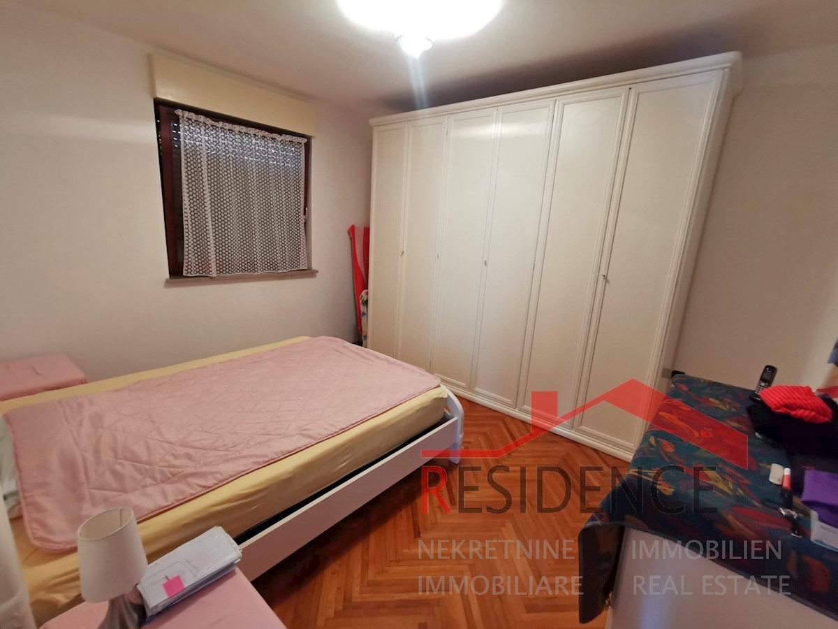 Pula, Samostojna hiša z dvema apartmajema, idealna za dve družini