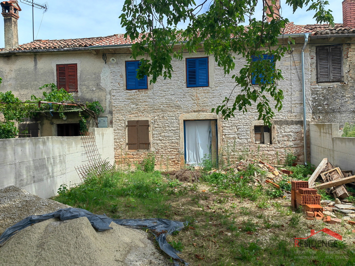 Žminj, istrska kamnita hiša, gospodarsko poslopje, vrt