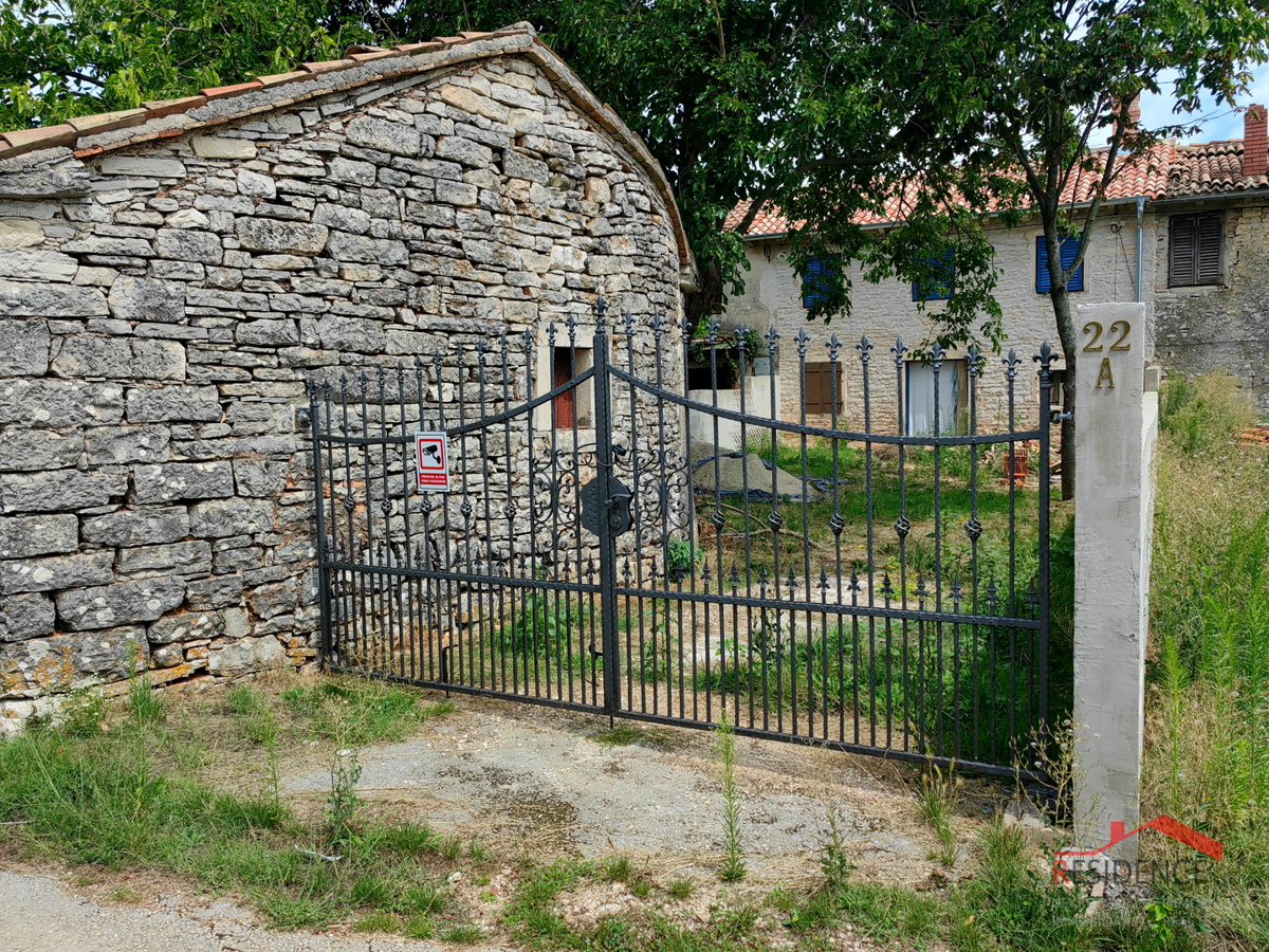 Žminj, istrska kamnita hiša, gospodarsko poslopje, vrt