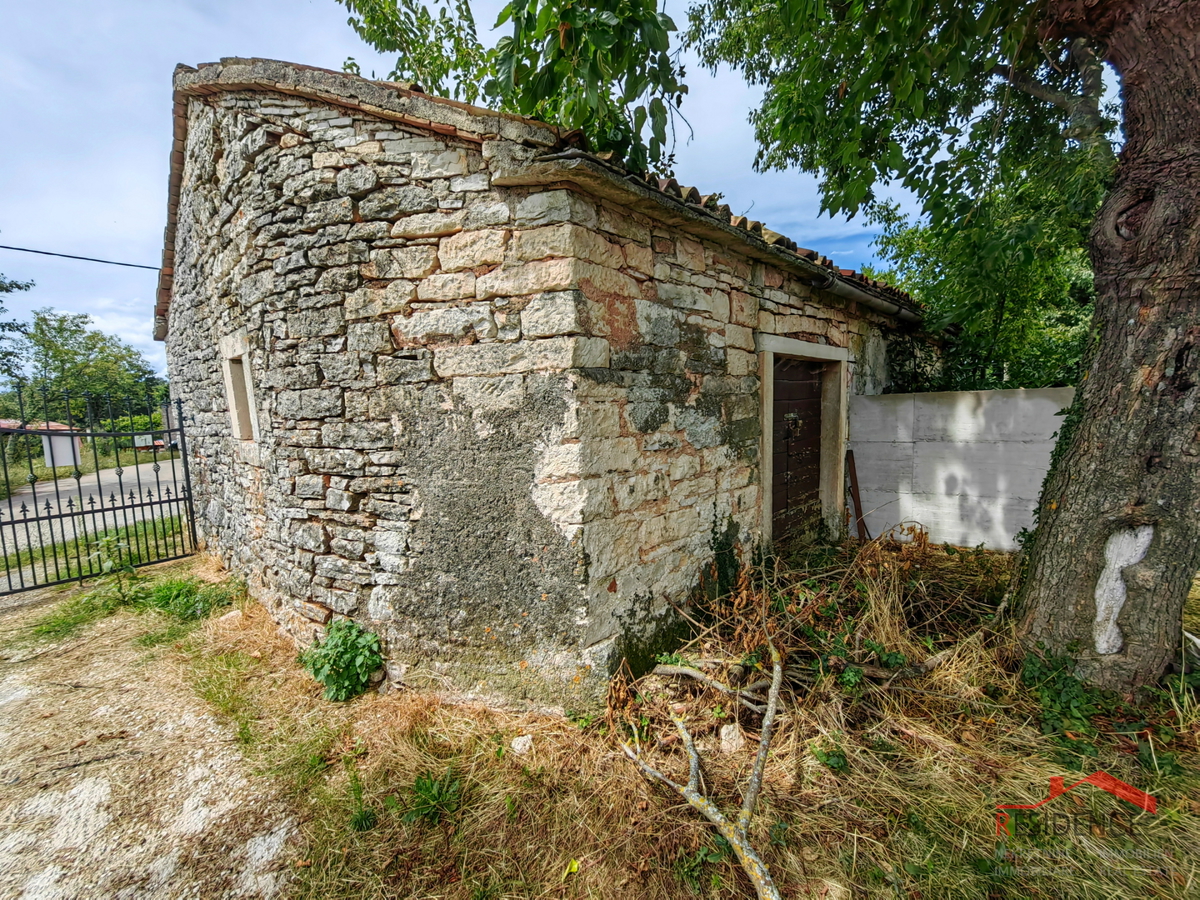 Žminj, istrska kamnita hiša, gospodarsko poslopje, vrt