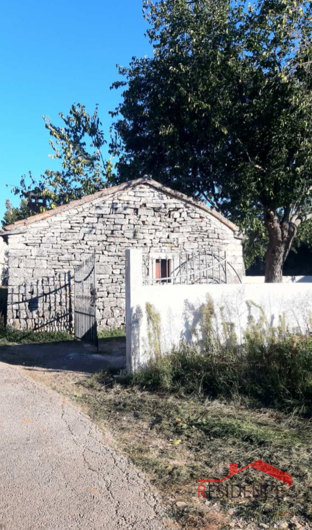Žminj, istrska kamnita hiša, gospodarsko poslopje, vrt