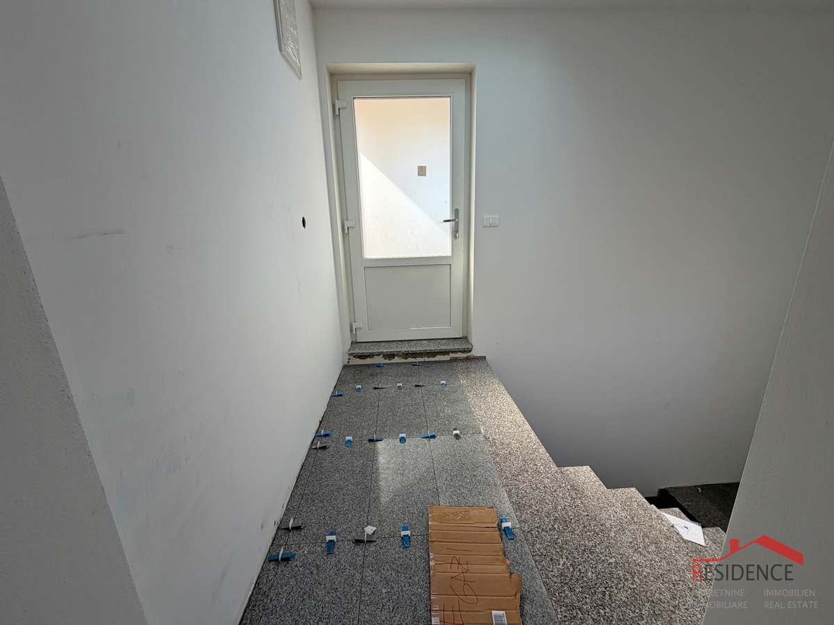 Pula, Valdebek, stanovanje v 2. nadstropju, garaža