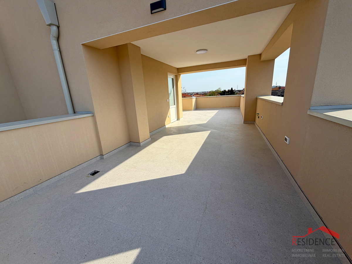 Pula, Valdebek, stanovanje v 2. nadstropju, garaža