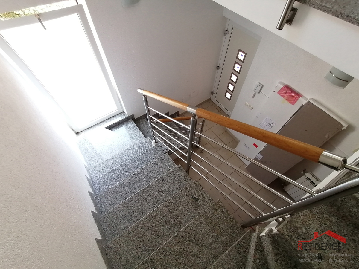 SAMOSTOJNA HIŠA V PREMANTURI, POGLED NA MORJE