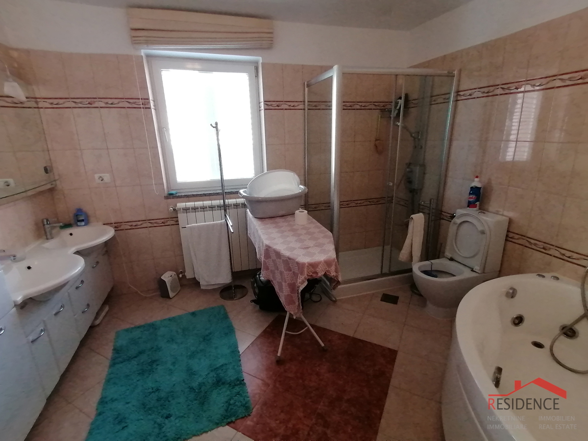 SAMOSTOJNA HIŠA V PREMANTURI, POGLED NA MORJE