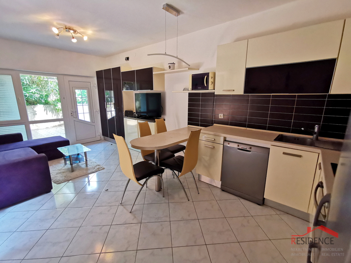 Pješčana Uvala, pritlični apartma z vrtom