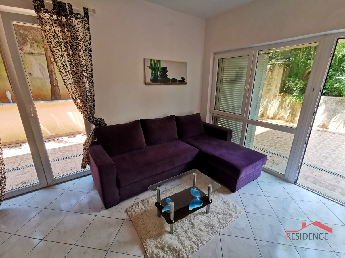 Pješčana Uvala, pritlični apartma z vrtom