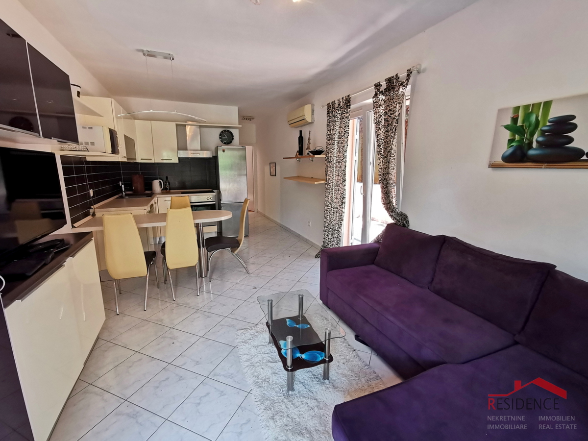 Pješčana Uvala, pritlični apartma z vrtom