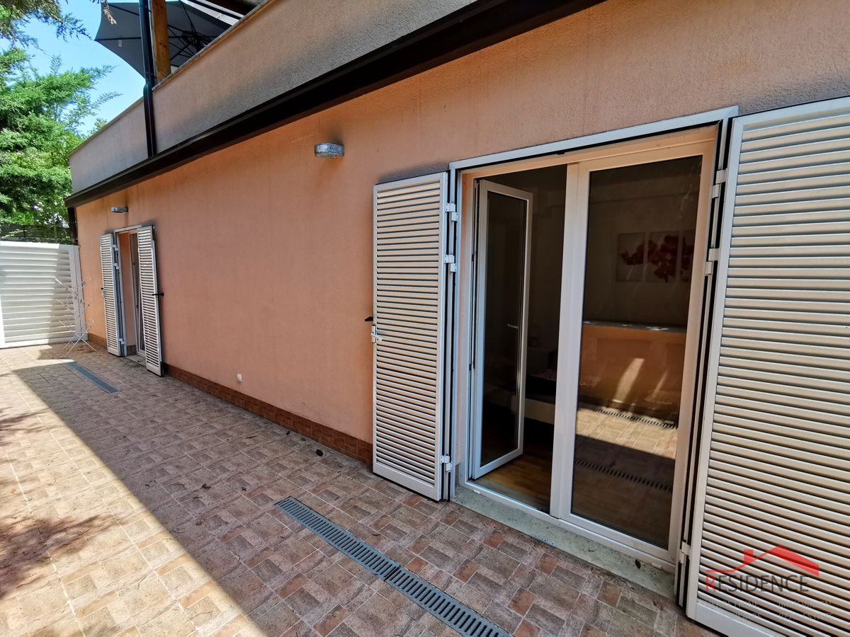 Pješčana Uvala, pritlični apartma z vrtom