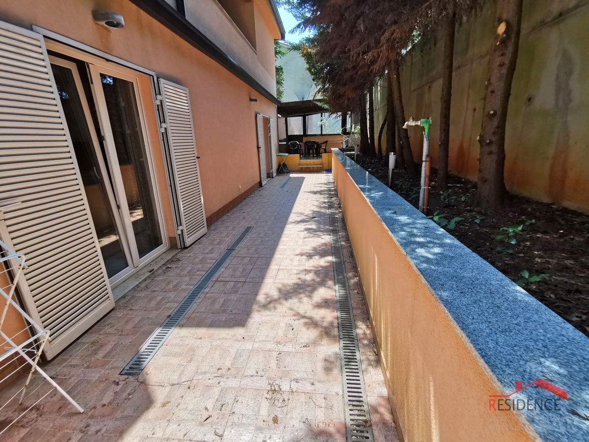 Pješčana Uvala, pritlični apartma z vrtom