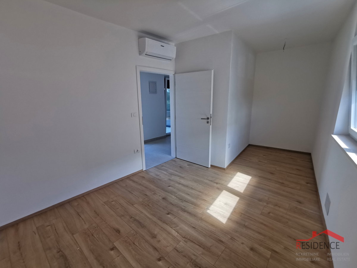 Ližnjan, moderna dvojna hiša z bazenom