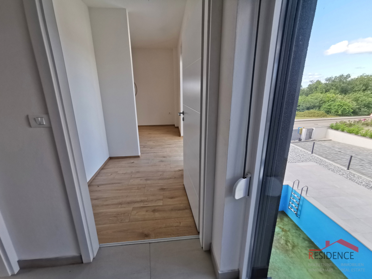 Ližnjan, moderna dvojna hiša z bazenom