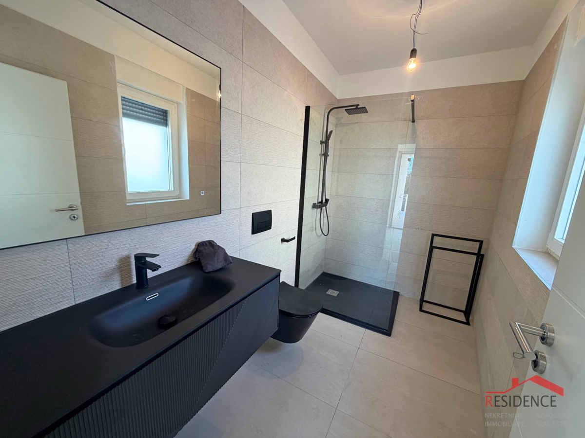 Ližnjan, moderna dvojna hiša z bazenom