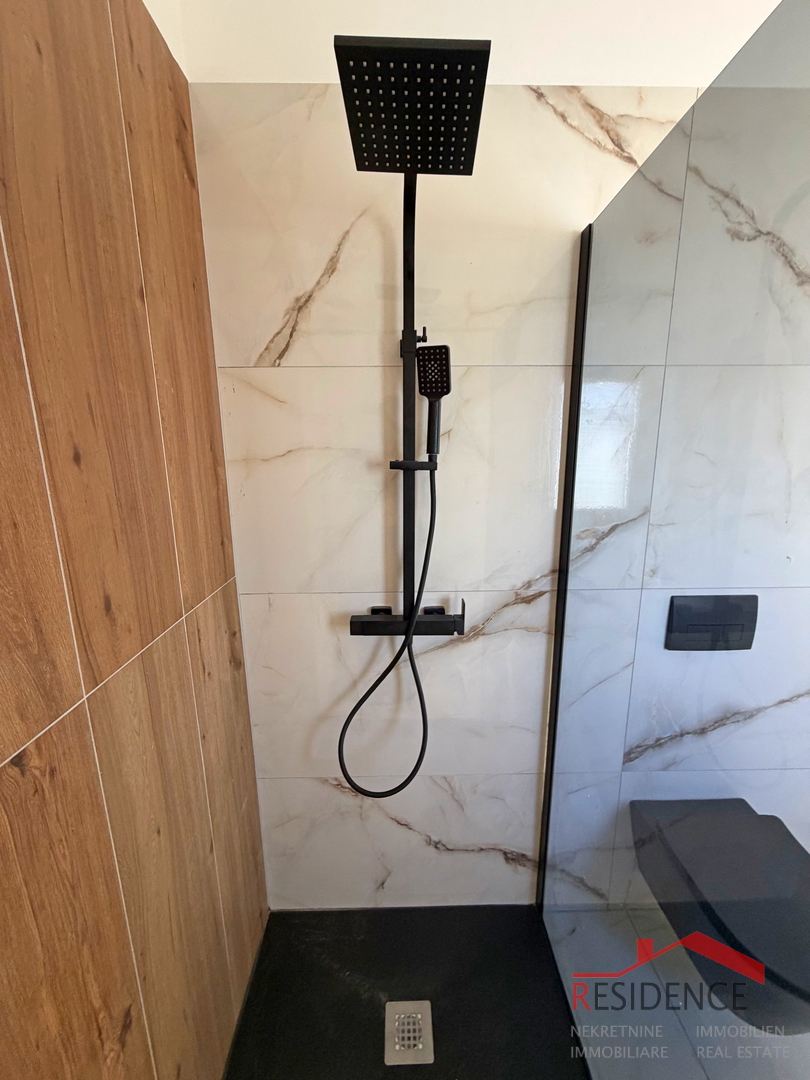 Ližnjan, moderna dvojna hiša z bazenom