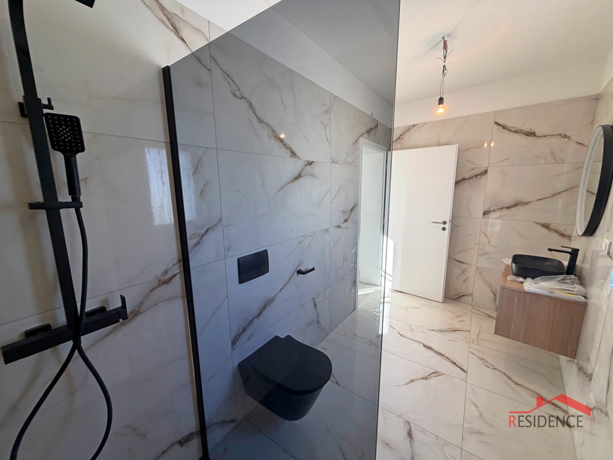 Ližnjan, moderna dvojna hiša z bazenom