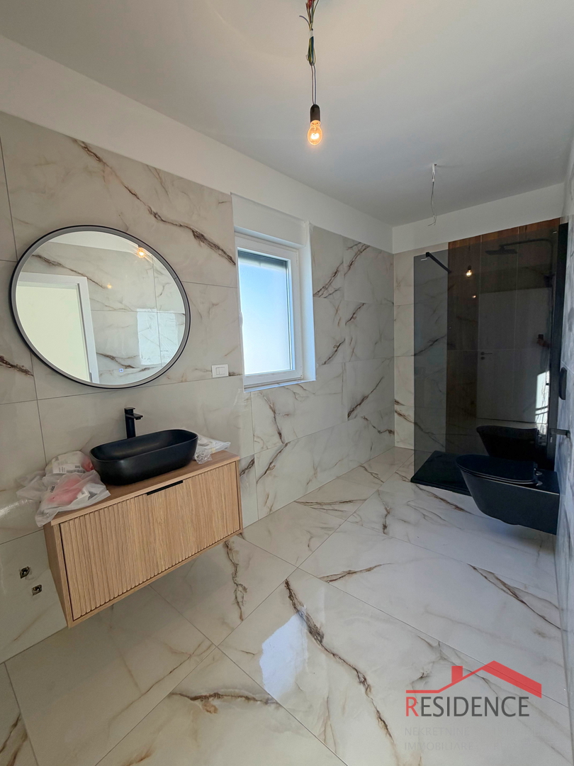 Ližnjan, moderna dvojna hiša z bazenom