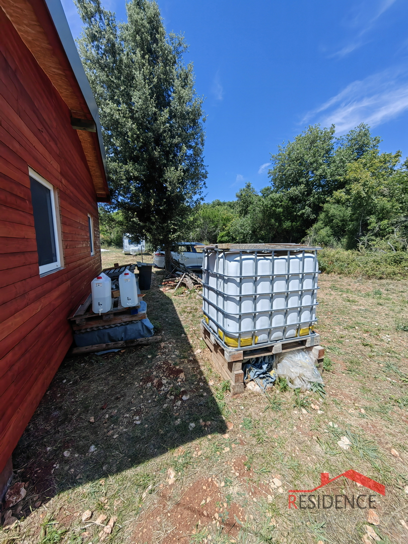 Kmetijsko zemljišče v Šišanu z vikend hišo