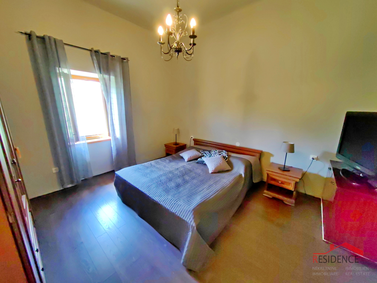 Čudovita enonadstropna hiša z dvema apartmajema v Puli