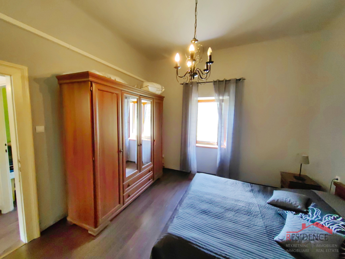 Čudovita enonadstropna hiša z dvema apartmajema v Puli
