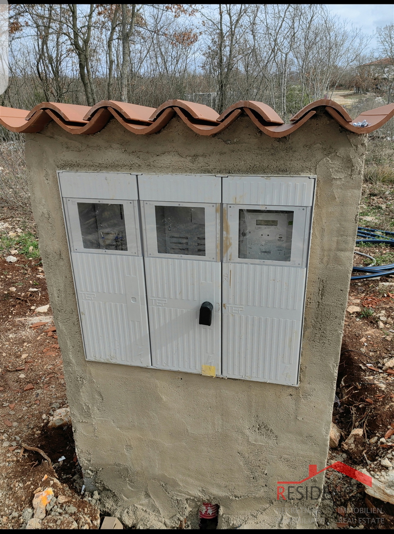 Gradbena parcela z gradbenim dovoljenjem, elektrika in voda v Svetem Kirinu