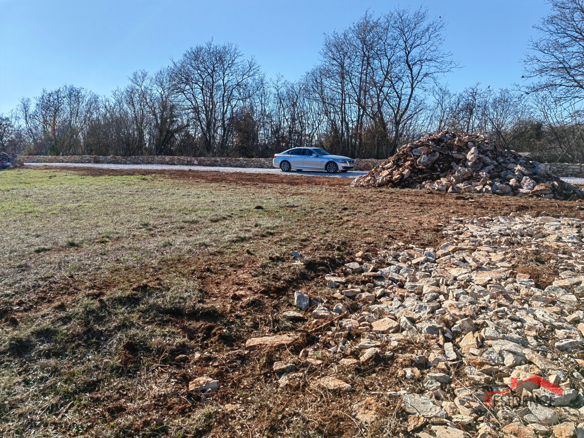 Gradbena parcela z gradbenim dovoljenjem, elektrika in voda v Svetem Kirinu