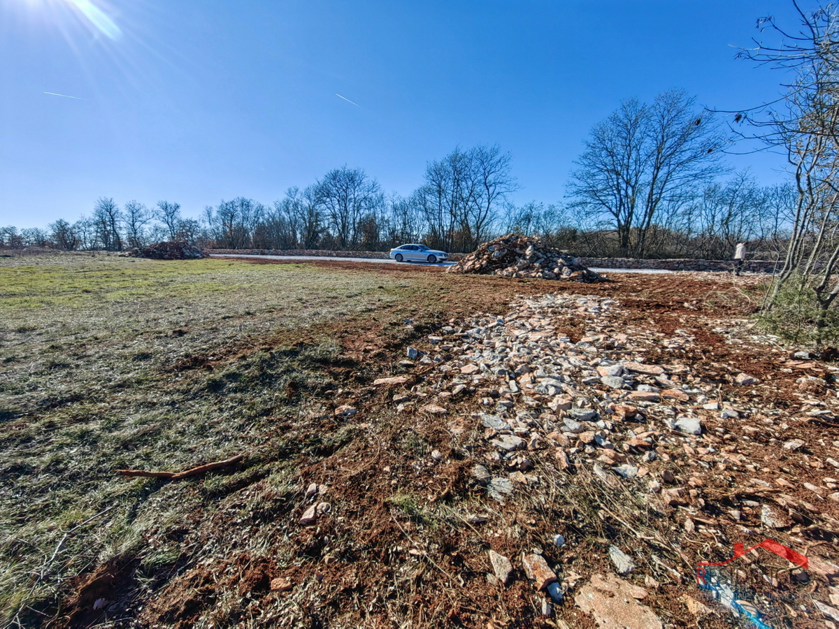 Gradbena parcela z gradbenim dovoljenjem, elektrika in voda v Svetem Kirinu