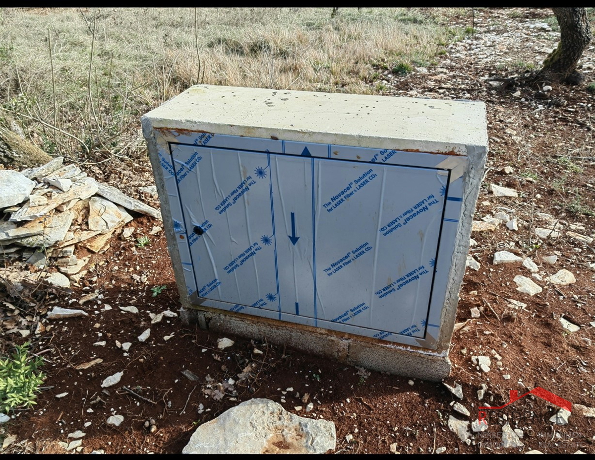 Gradbena parcela z gradbenim dovoljenjem, elektrika in voda v Svetem Kirinu