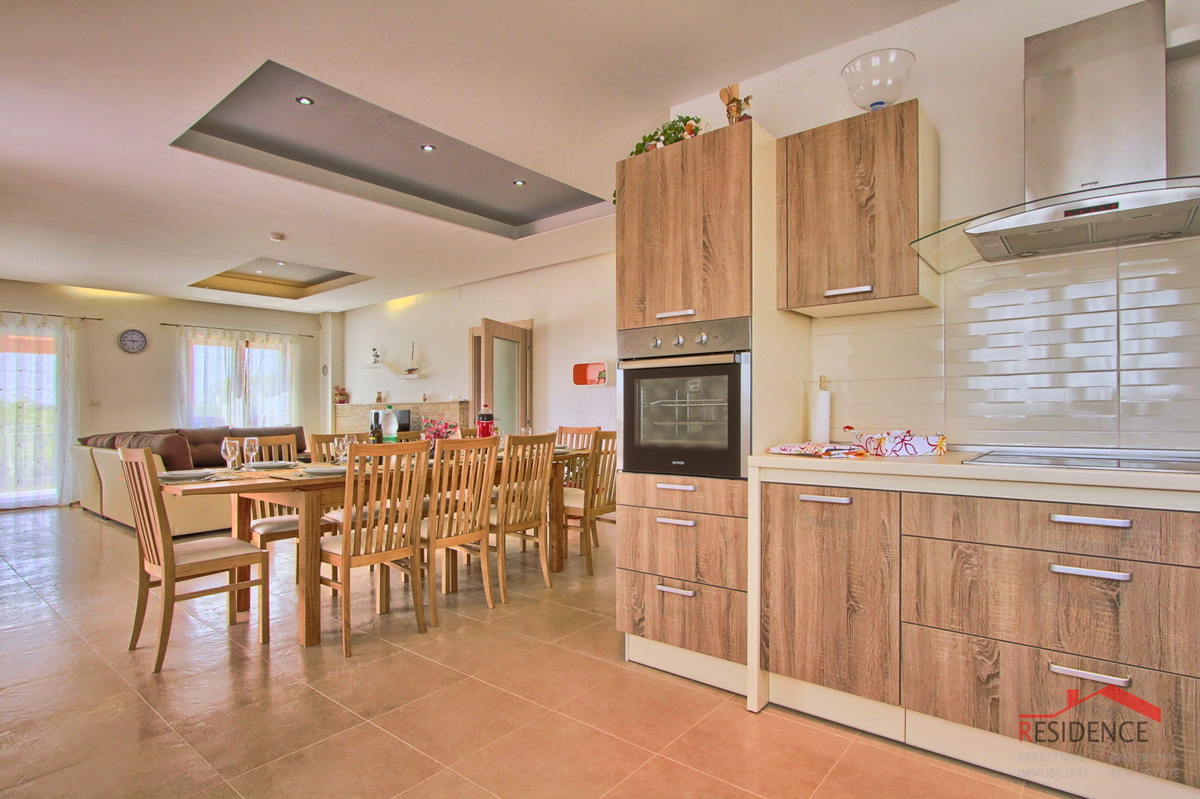 Štokovci, vila z bazenom, jacuzzijem