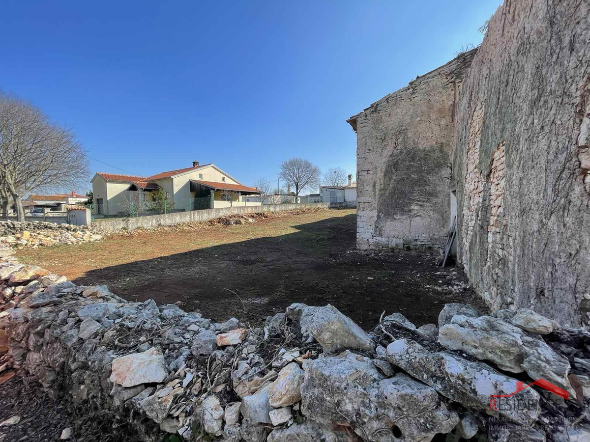 VALTURA, STARA ISTRSKA KAMNITA HIŠA Z VRTOM