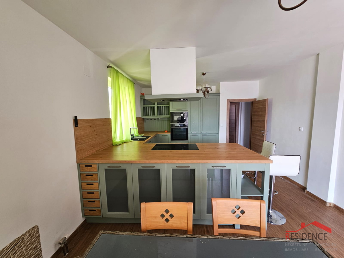 Banjole, hiša s tremi apartmaji in pogledom na morje