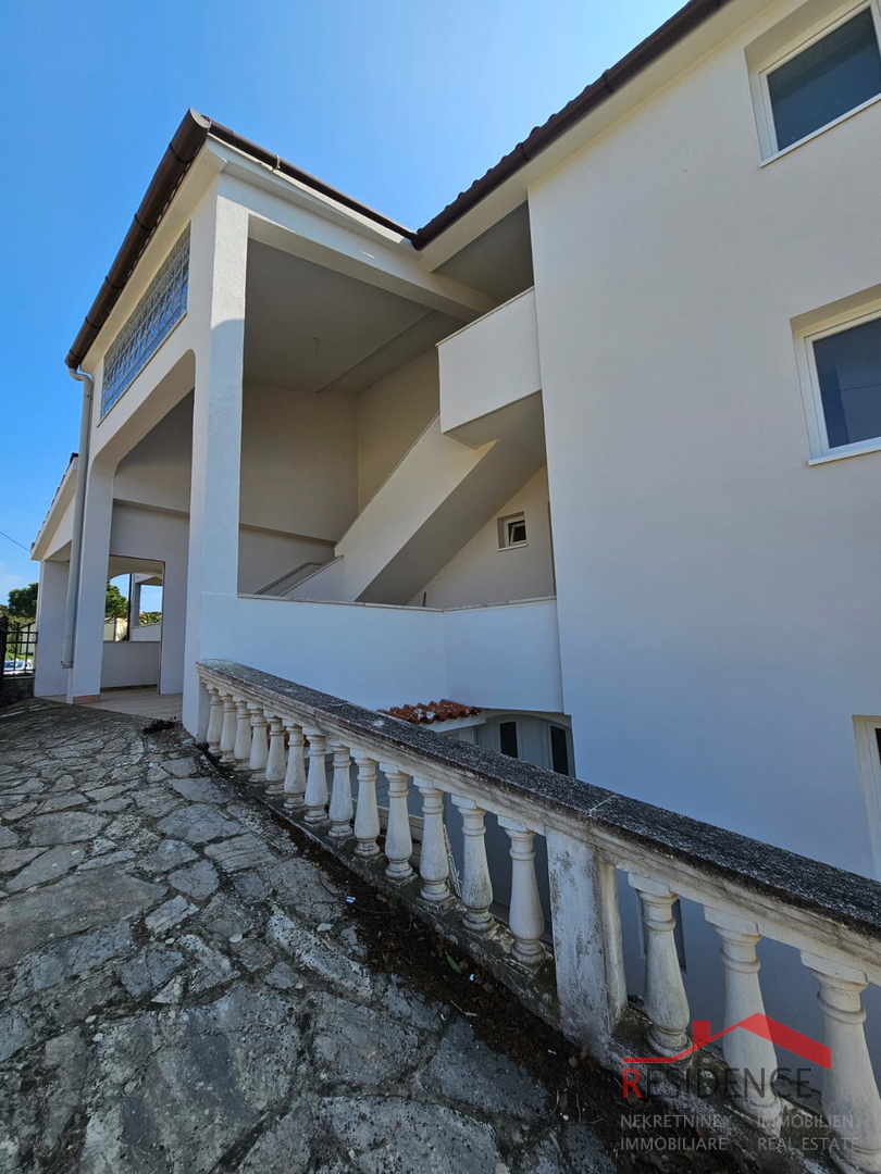 Banjole, hiša s tremi apartmaji in pogledom na morje