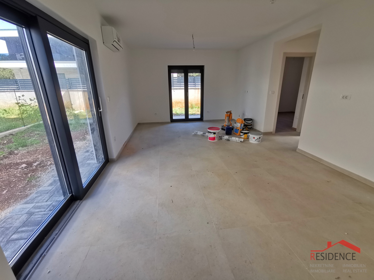 Medulin, novogradnja, stanovanje v pritličju z vrtom