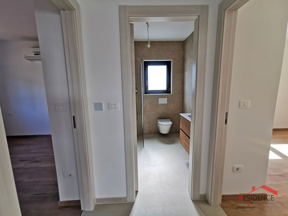 Medulin, novogradnja, stanovanje v pritličju z vrtom