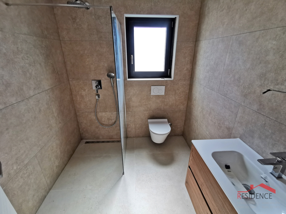 Medulin, novogradnja, stanovanje v pritličju z vrtom